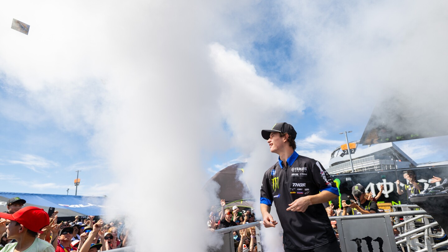 Cole Davies, Seth Hammaker win Arlington heats in 250 East divisional opener