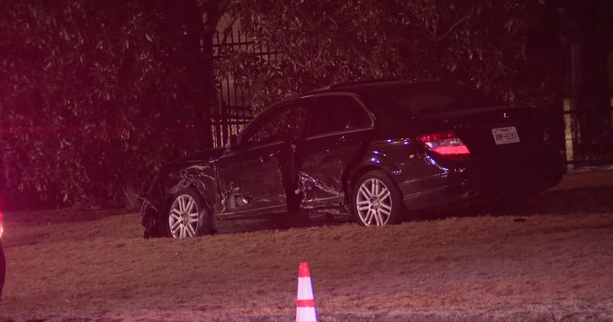 2 pedestrians killed, 2 drivers injured after crash sends car onto Dallas sidewalk