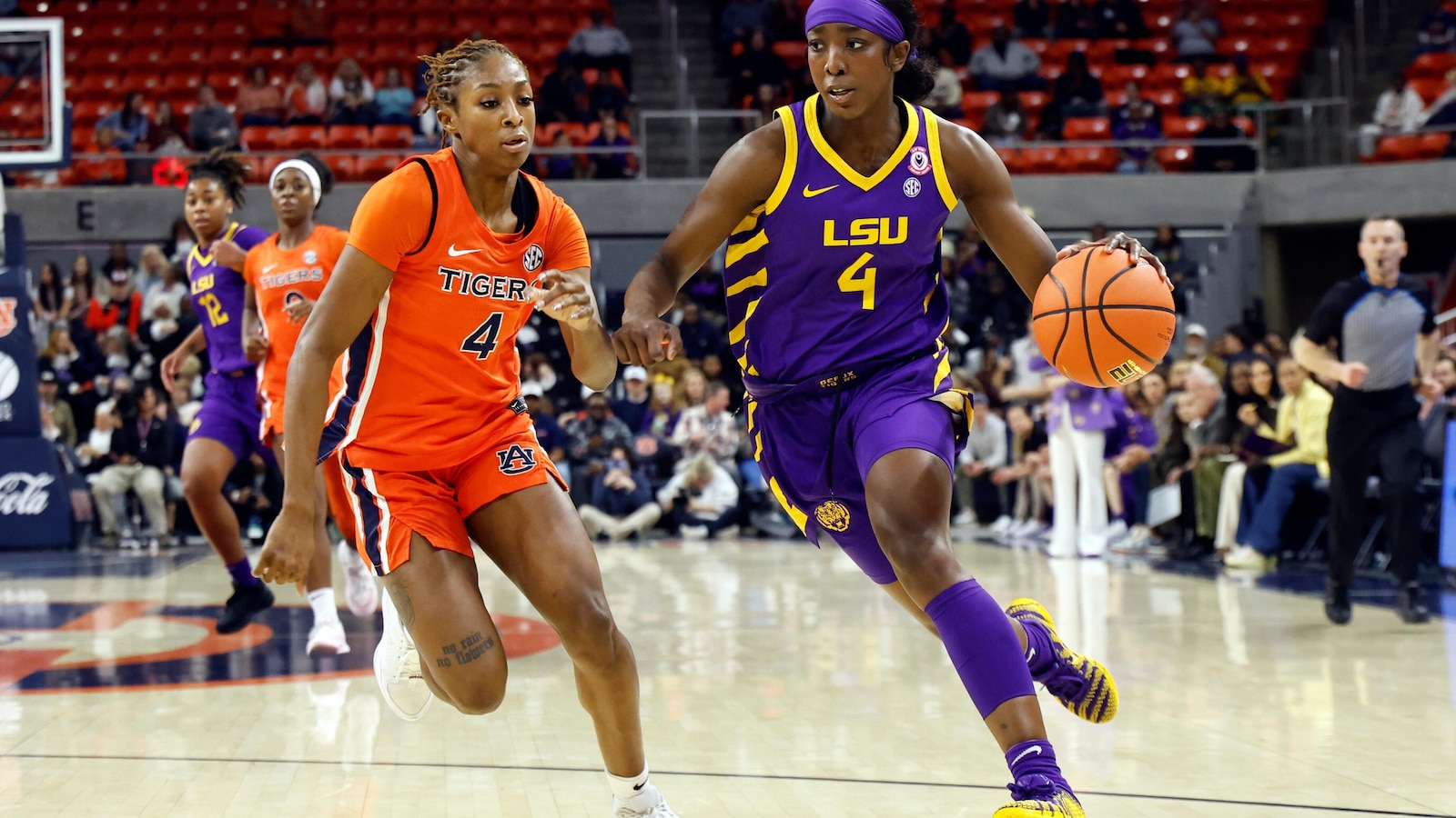 No. 5 LSU bounces back from a midweek loss at Texas and routs Auburn 77-44