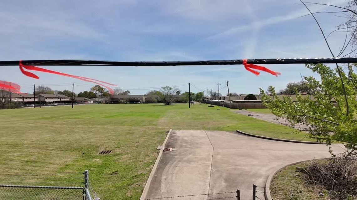 Houston mother demands fix after low-hanging fiber line hits child in Alief