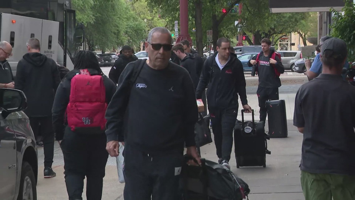 How much will it cost to see the Houston Cougars play at the Toyota Center in the Sweet 16?