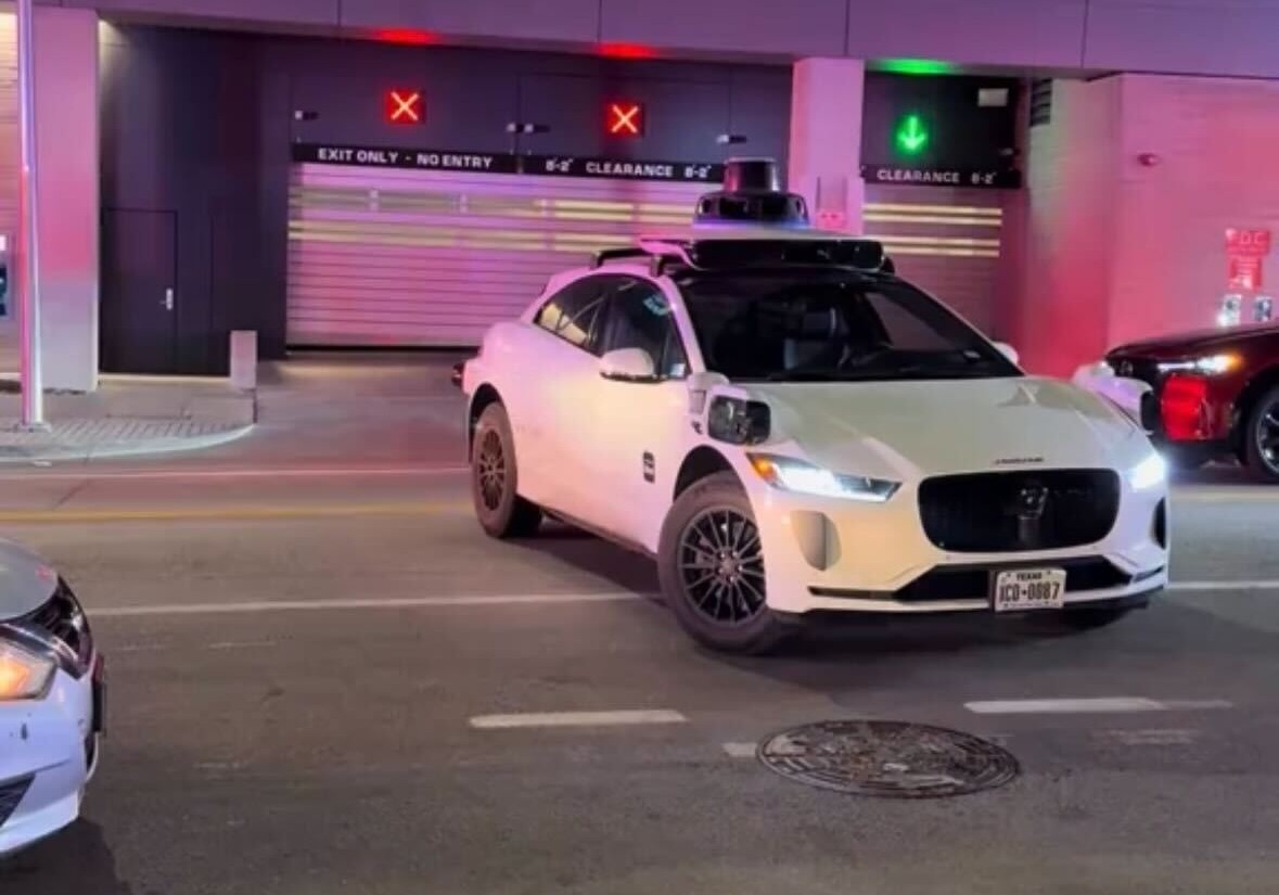 Waymo robotaxi blocks EMS from responding to Austin shooting