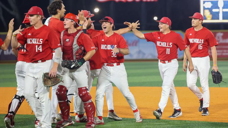 Late Offensive Explosion Lifts Colonels over Islanders