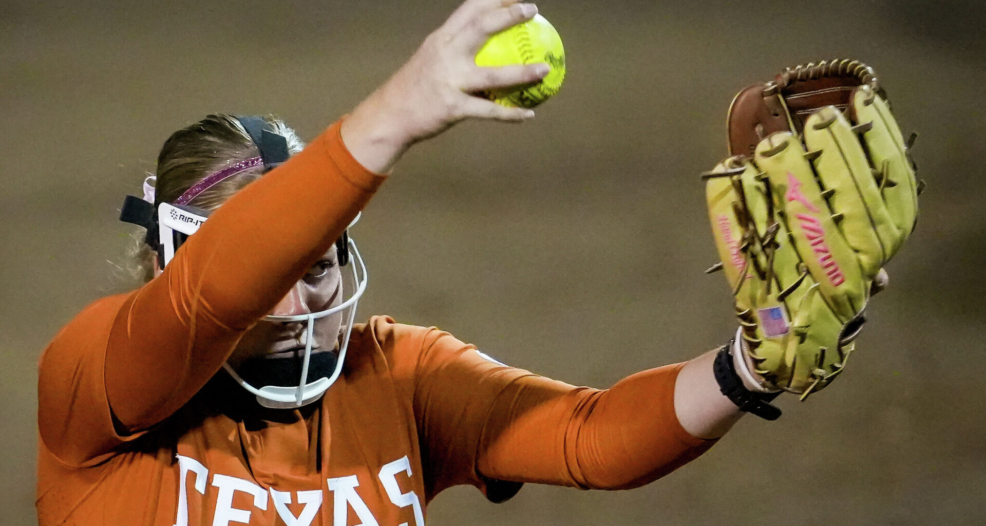 Pitcher helps Texas softball to SEC sweep South Carolina