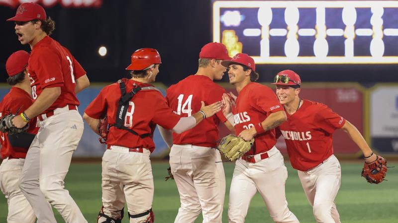 Baseball Sweeps DH Against Islanders