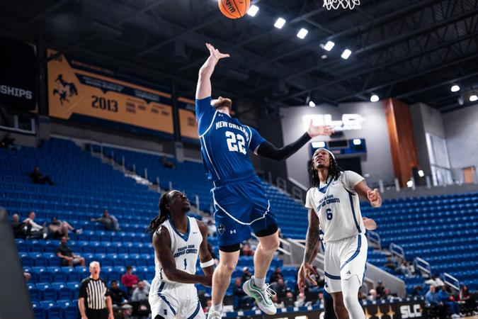 Islanders Outlast Privateers in Southland Quarterfinals