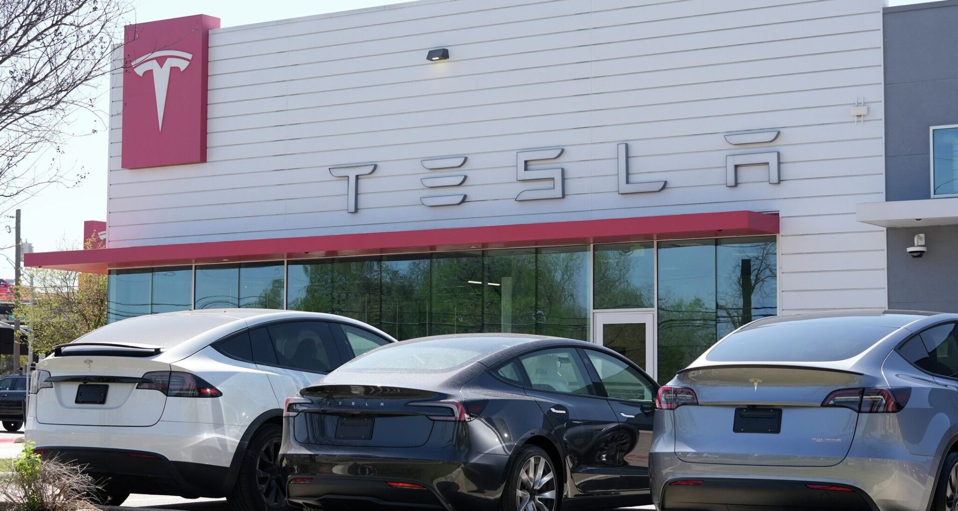 Tesla range claims are bogus, Texas owner says in lawsuit