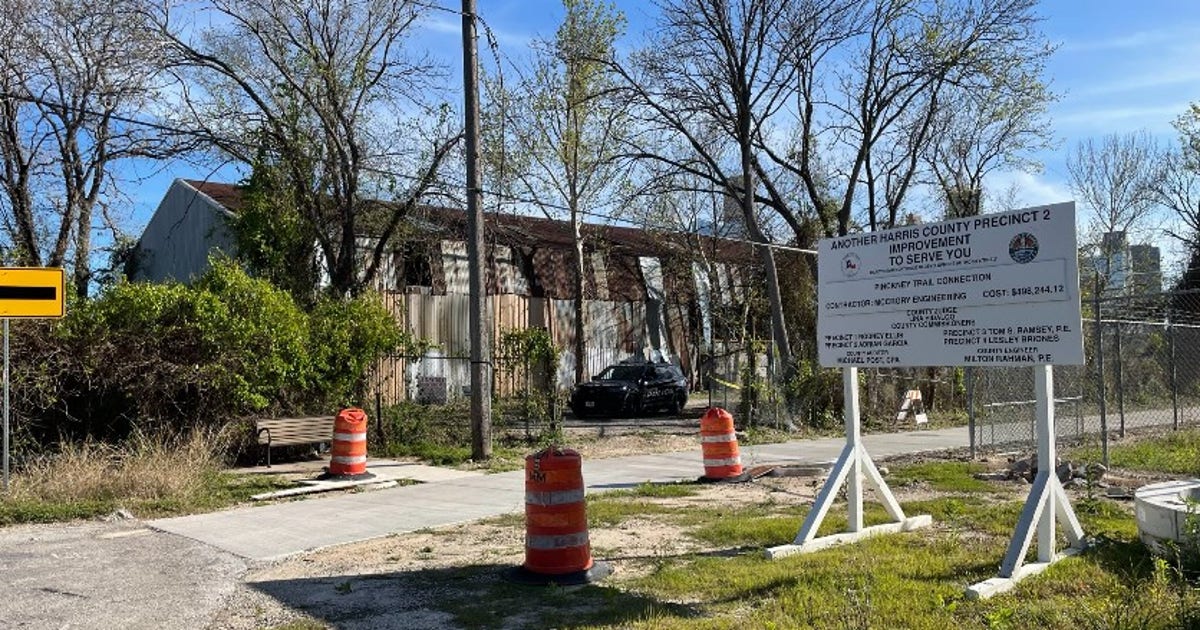 Houston construction crew finds man's body in field, authorities investigating