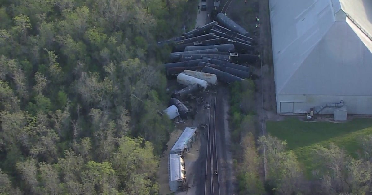 Traffic: 23-car train derailed in Richmond, all crossings except 1 reopened