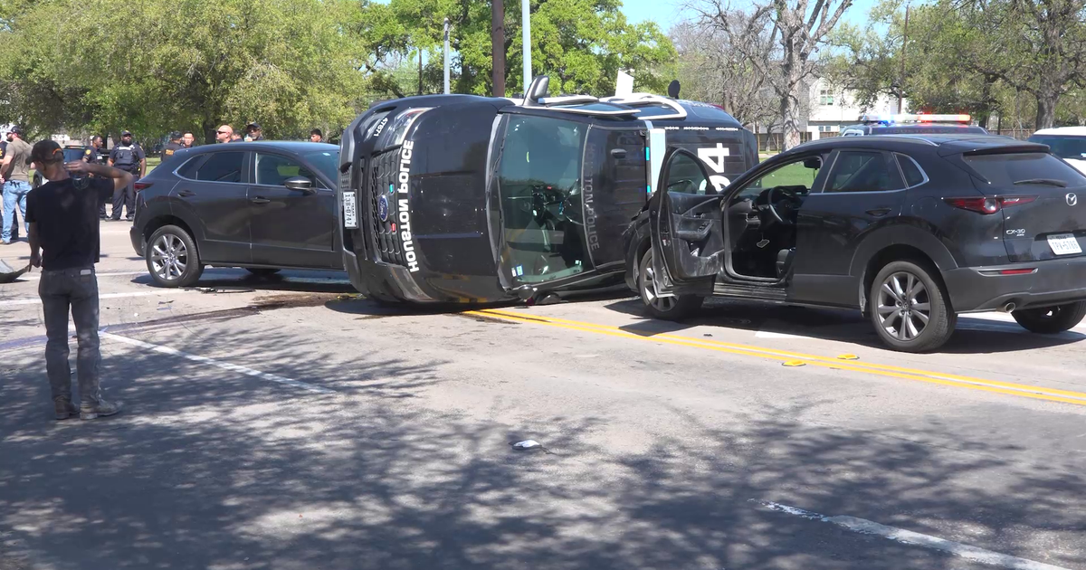 2 Houston Police Department officers injured in rollover crash
