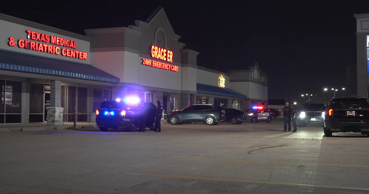 Man found shot in chest in parking lot along Gulf Freeway