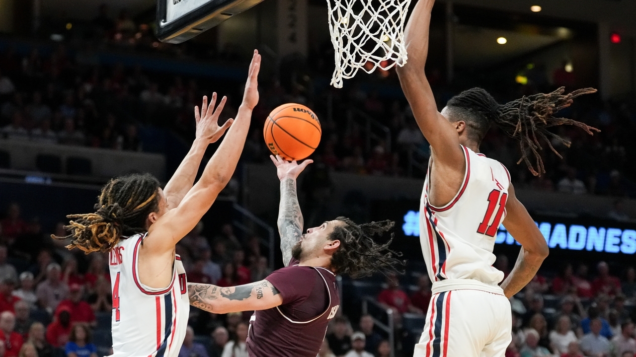 Sharp and Cenac lead No. 2 seed Houston into the Sweet 16 with a 88-57 blowout of Texas A&M