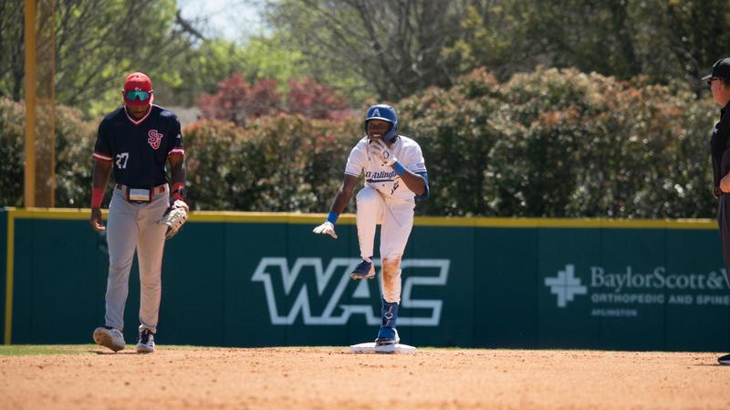 Mavericks Rally Past St. John’s to Close Series