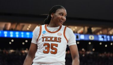 Texas 'generational talent' Booker scores 40 in March Madness rout of Oregon
