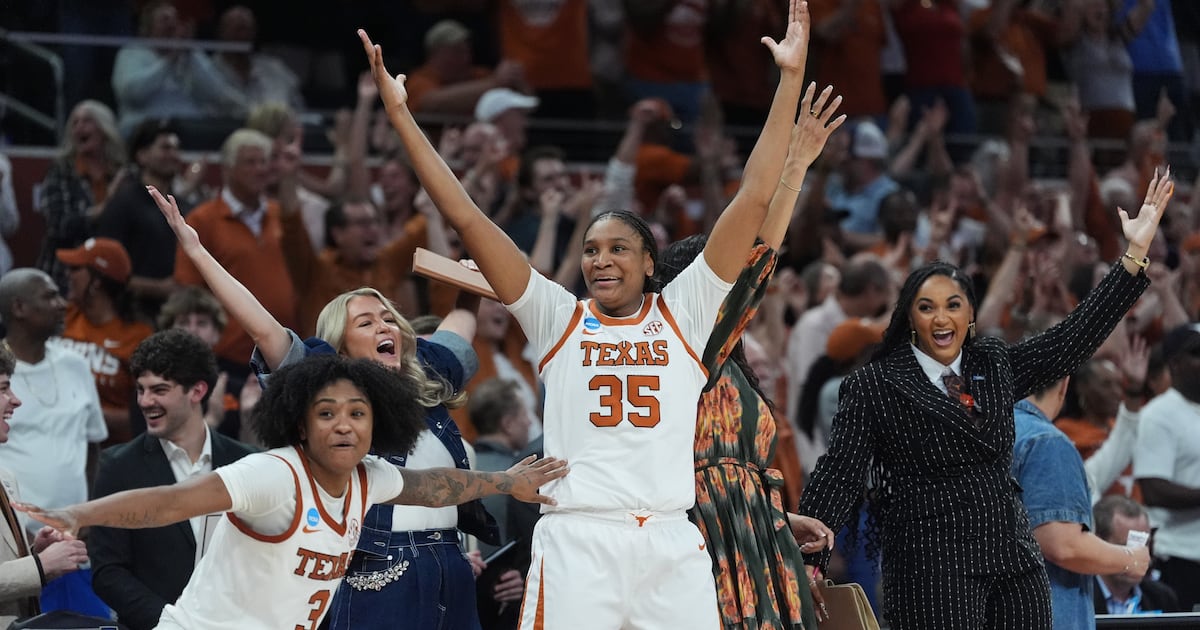 Booker scores career-high 40 points as No. 1 Texas rolls over Oregon to reach Sweet 16