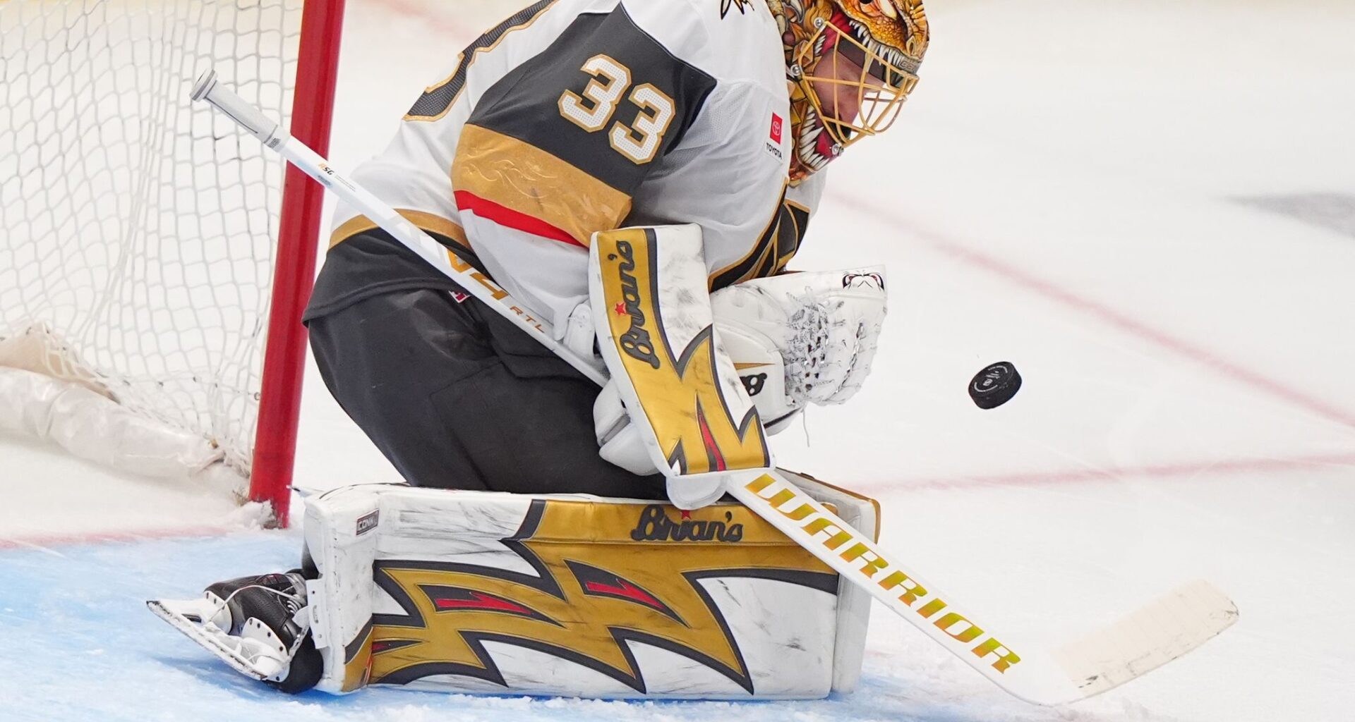 Smith's late goal lifts Vegas past Dallas 3-2 and denies Stars' bid to clinch a playoff berth