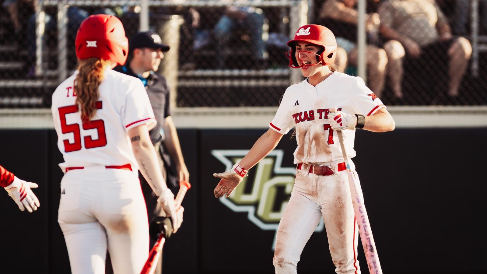 Samantha LIncoln pitching against UCF in softball on Sunday
