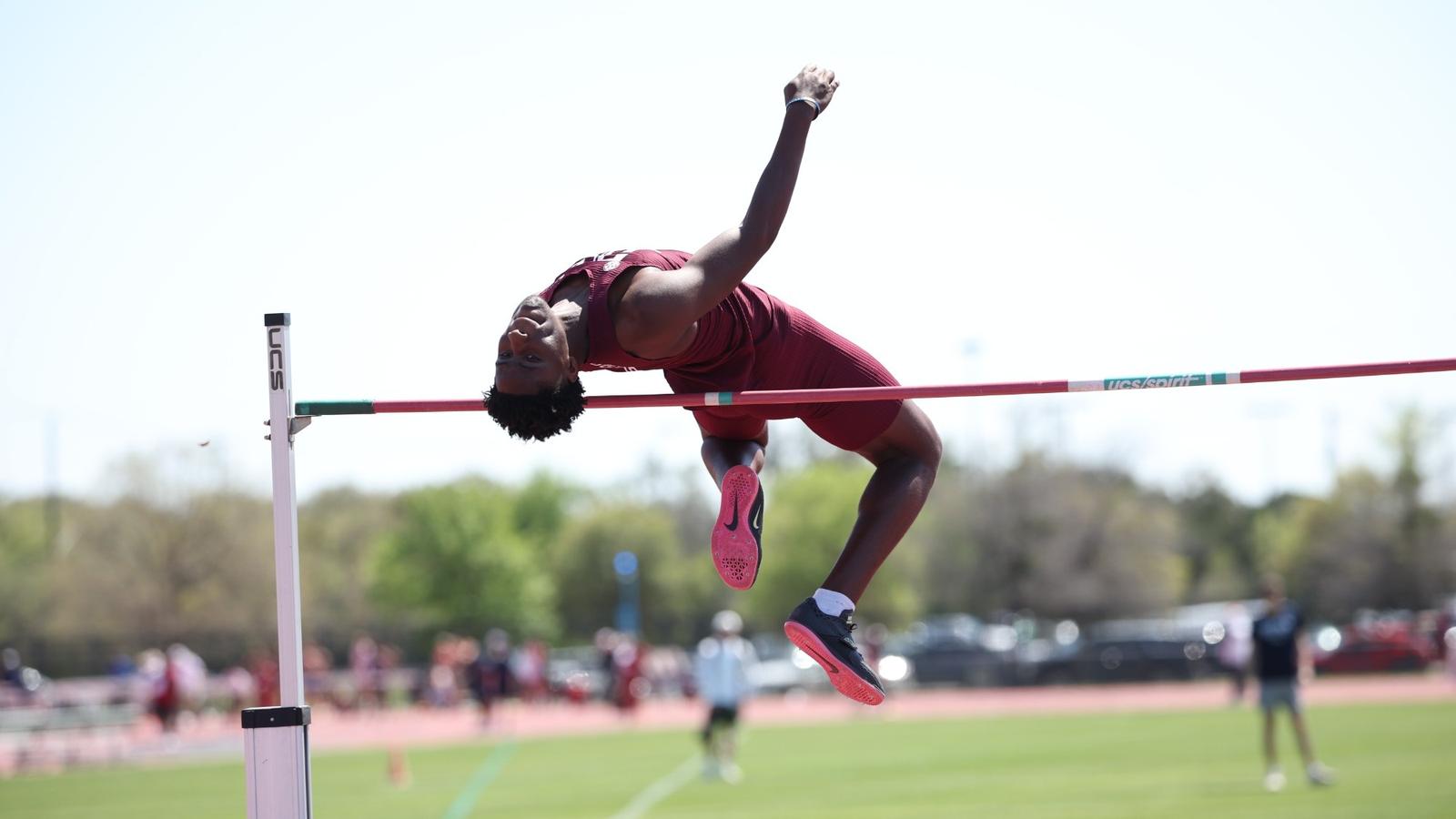 Jasmine Montgomery winning 4x100m UTSA