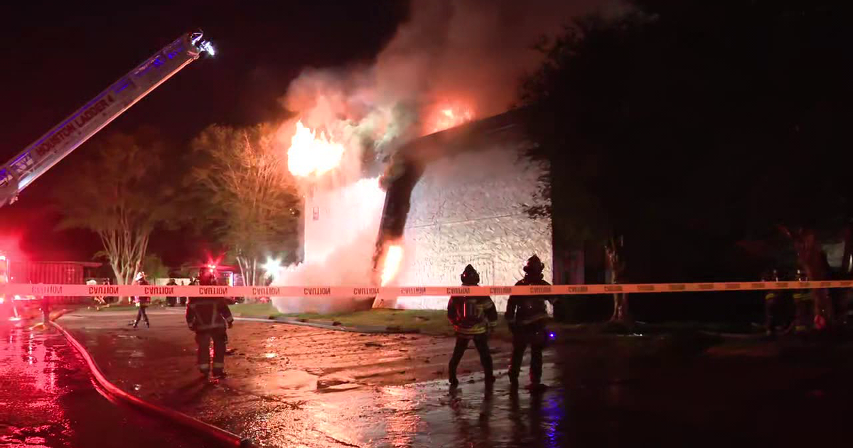 Houston apartment fire: Firefighters battling 2-alarm apartment fire on Grow Lane