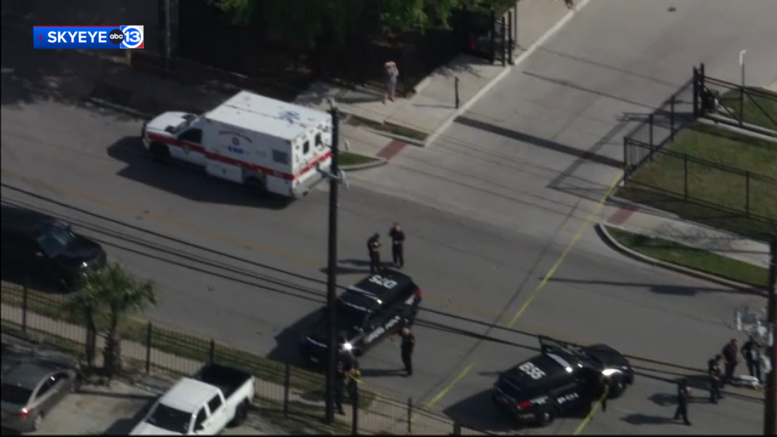 Armed suspect dead after officer-involved shooting on Glenmont Drive in Gulfton area in southwest Houston, HPD says