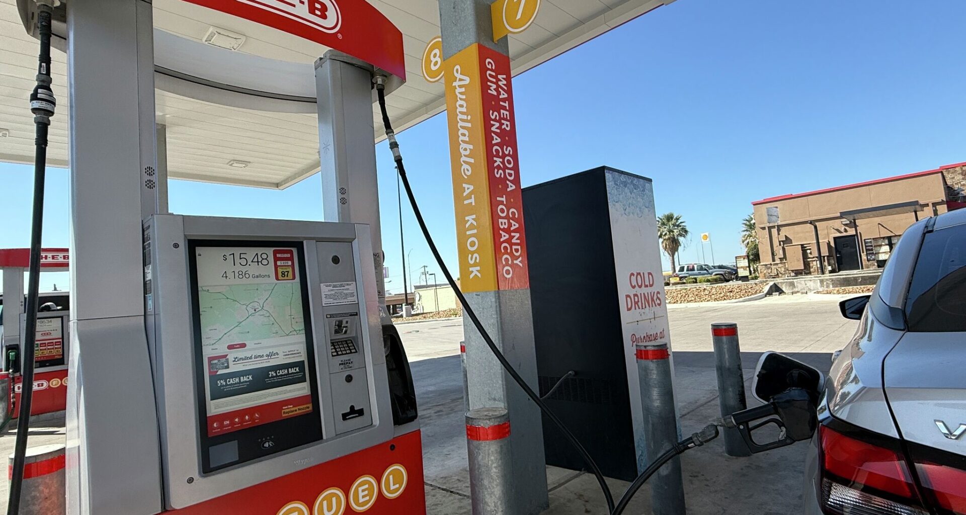 H-E-B touchscreen gas pumps spark debate in New Braunfels