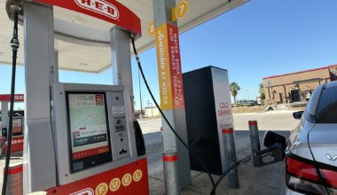 H-E-B touchscreen gas pumps spark debate in New Braunfels