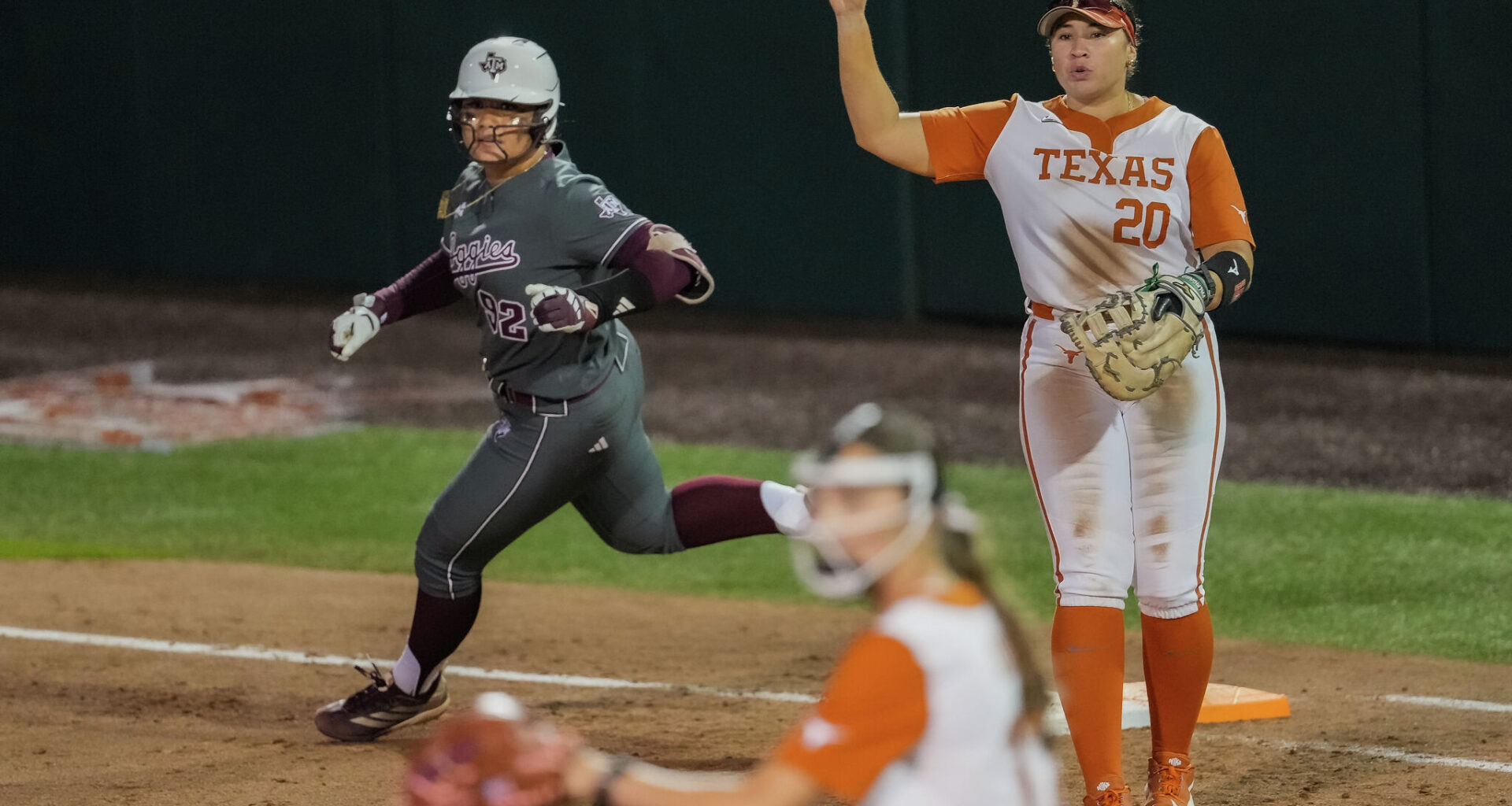 Texas softball vs Texas A&M game score: Longhorns win Game 2