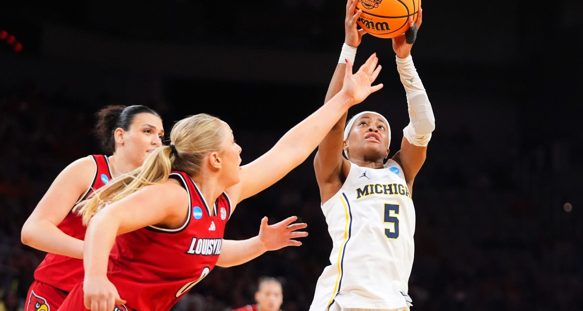 No. 2 Michigan beats Louisville 71-52 to reach Elite Eight