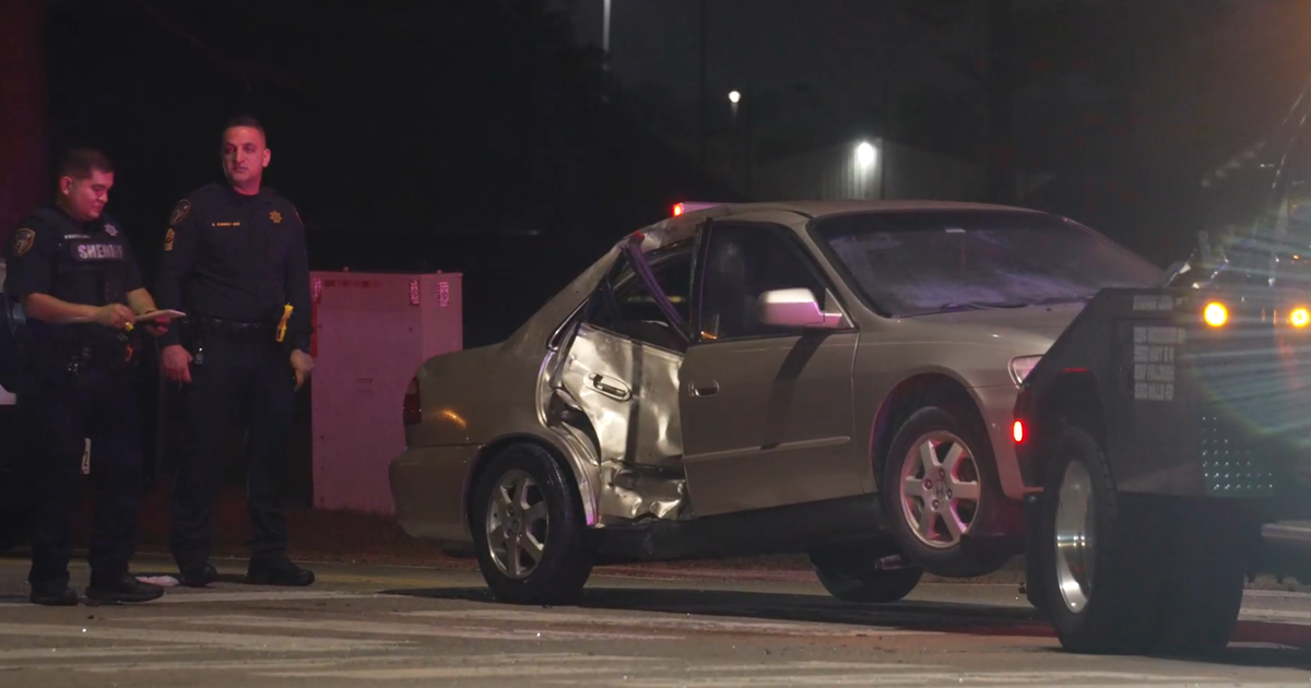 Motorcycle T-bones vehicle in northwest Houston: 1 dead, 1 injured
