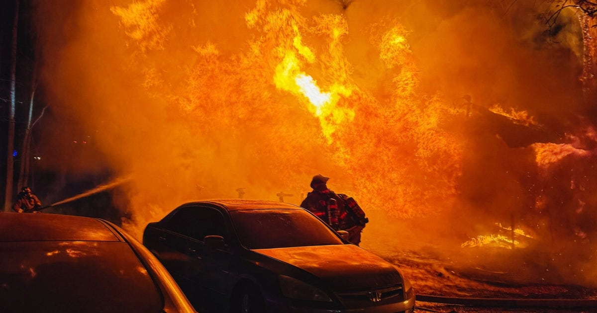 Man dies after being trapped in Dallas house fire