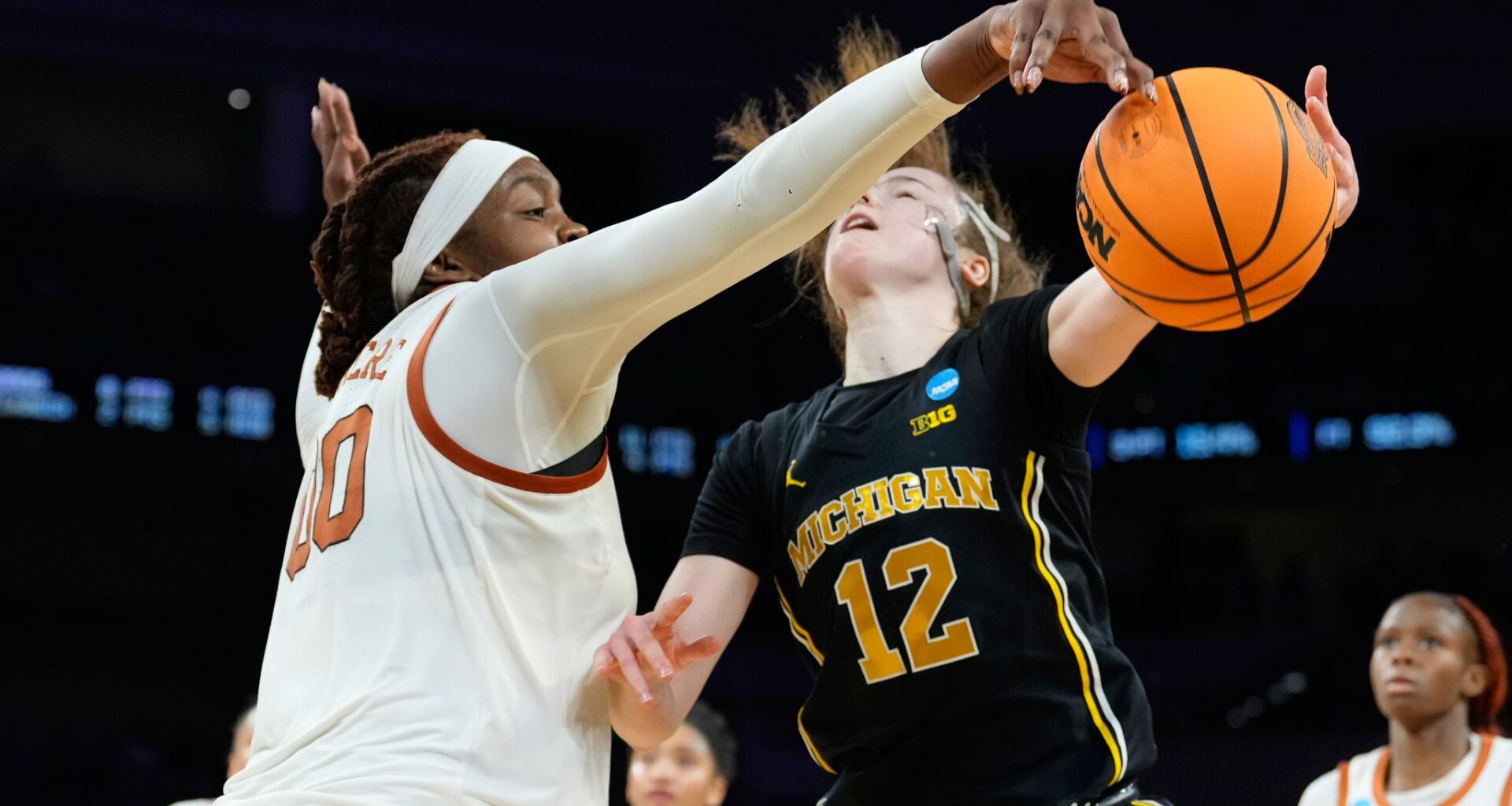 Misfiring Michigan wilts under Texas defense's pressure in 77-41 Elite Eight loss