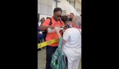 Traveler gives free vodka to passengers trapped in massive Houston TSA lines.mp4