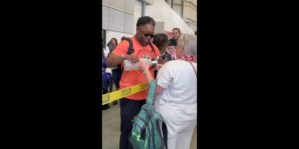 Traveler gives free vodka to passengers trapped in massive Houston TSA lines.mp4