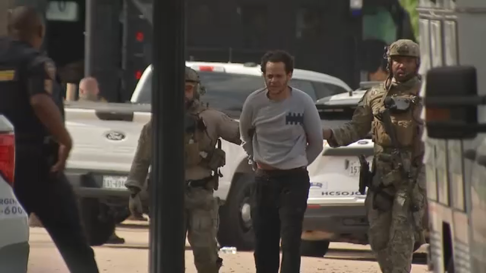 Suspect surrenders after hourslong SWAT standoff outside west Harris County home, HCSO says