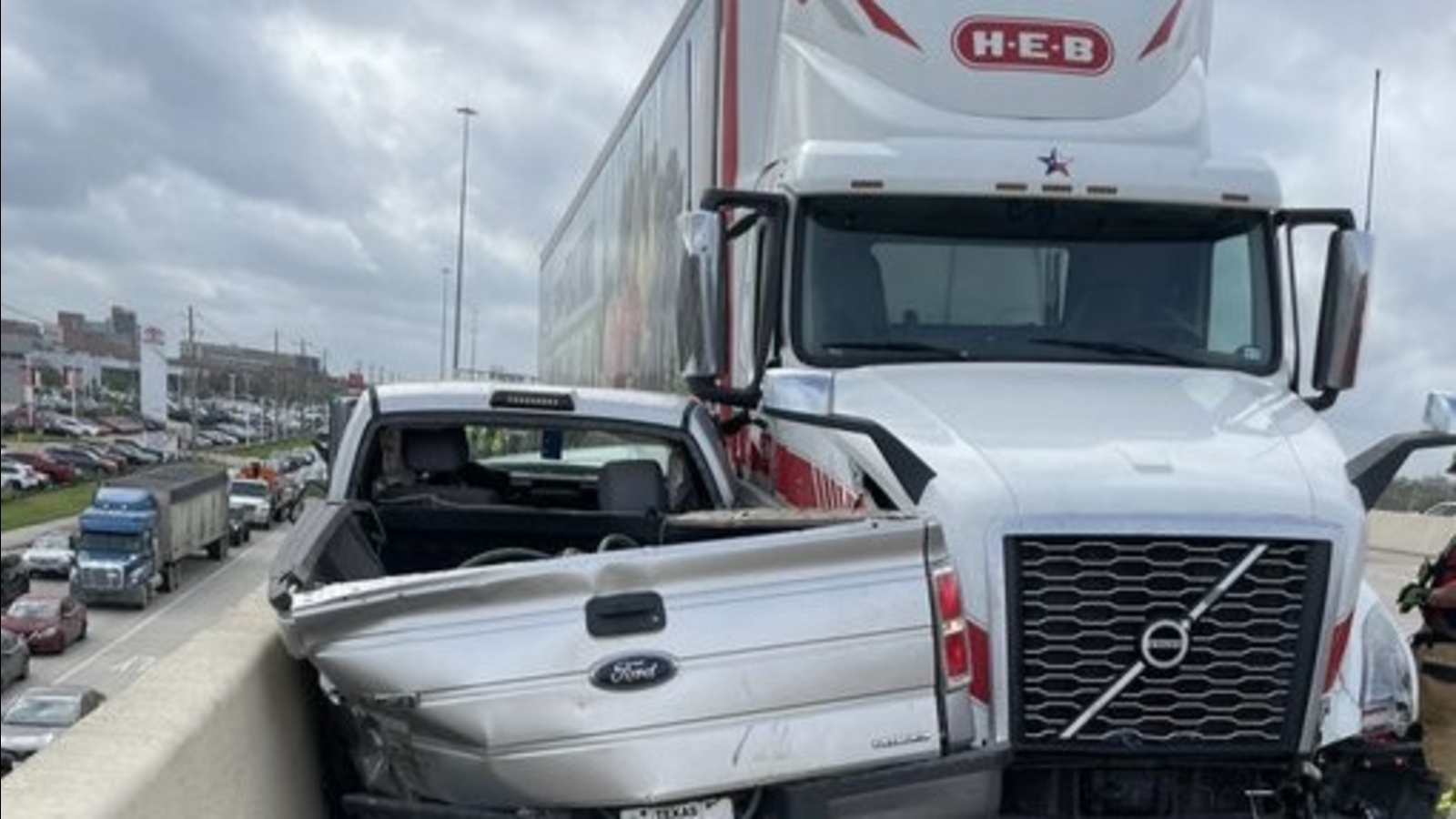 13 Alert Traffic: Multiple lanes reopened on Gulf Freeway after crash involving H-E-B big rig in League City: TxDOT