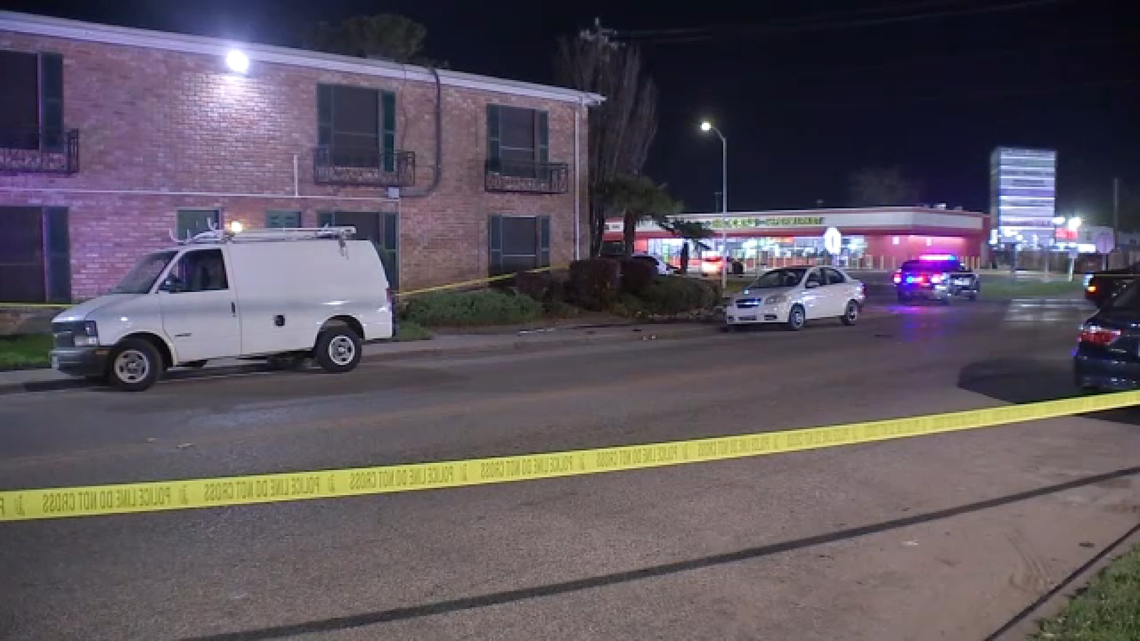 54-year-old man severely beaten over wallet in attempted robbery in SW Houston on Glenmont Drive, HPD says