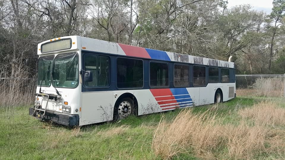 The bus does not have the METRO logo, but it does have the distinctive blue-and-red diagonal stripes along its side.