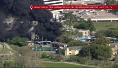 Greenspoint fire: Heavy smoke caused by heavy smoke over business on Meadowfern Drive and Northborough Drive in Houston