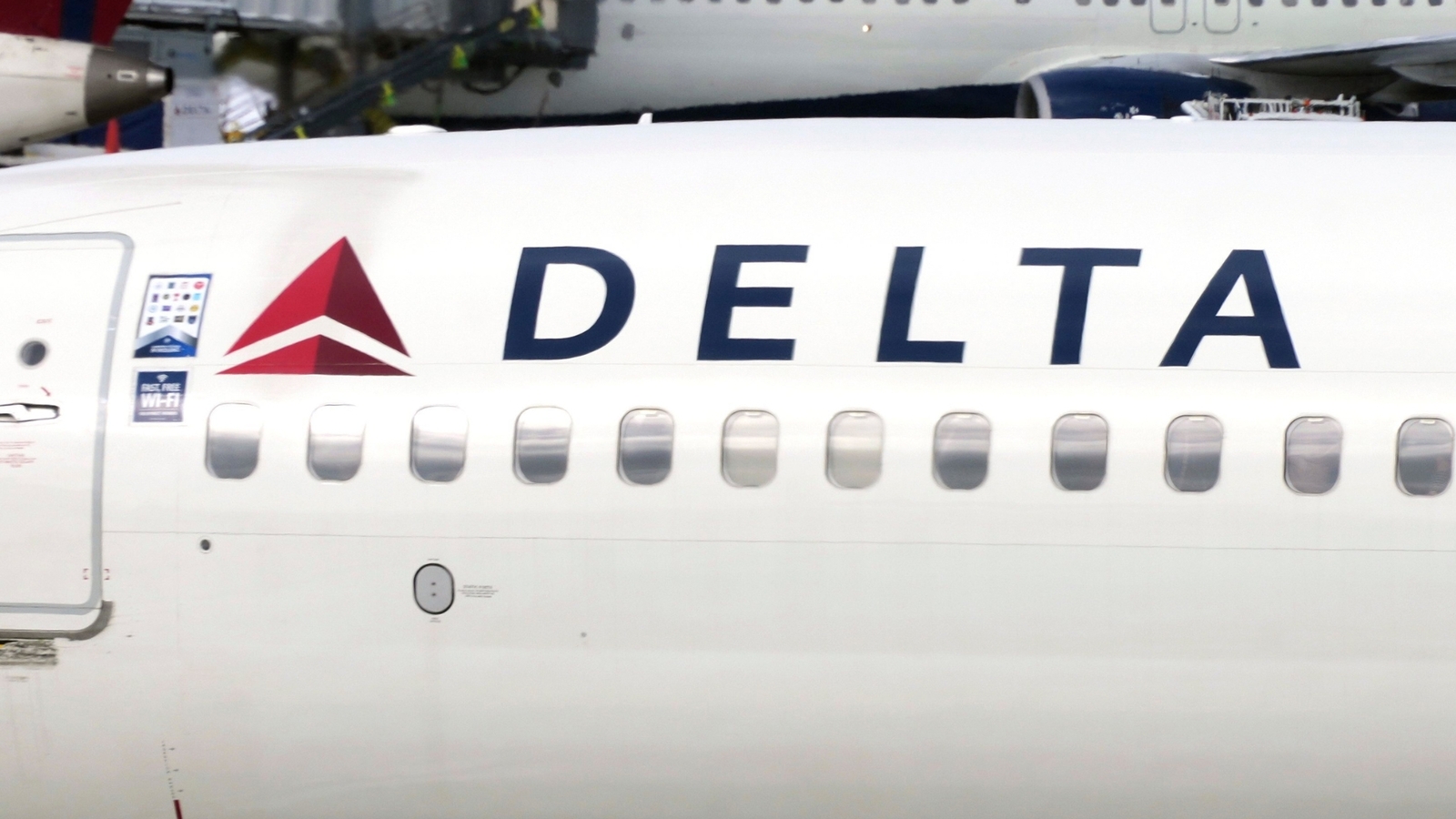 Delta flight out of LAX loses power in cabin just before landing in Dallas