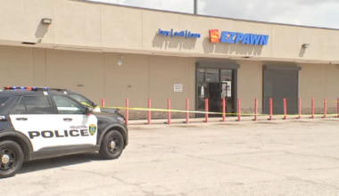Woman shot in leg after robbery at Aldine-area pawn shop, Houston Police Department says