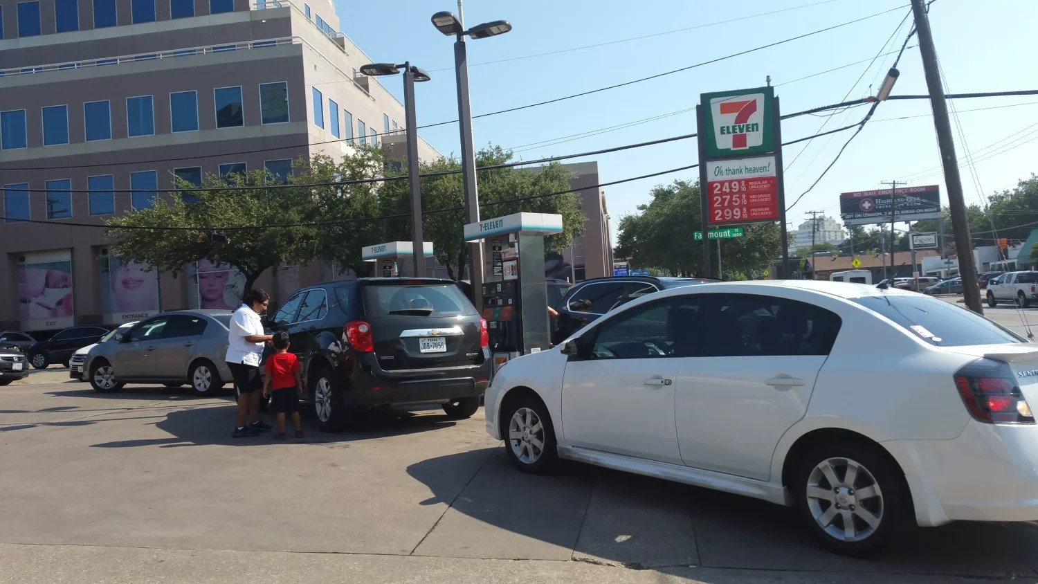 Line of cars at a Dallas gas station