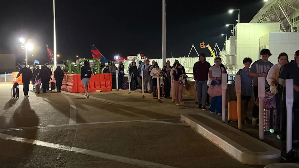 Long security lines continue at AUS Airport Monday morning. (Todd Bailey/KXAN)