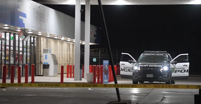 Man dies after being shot, making it to nearby store for help in north Houston