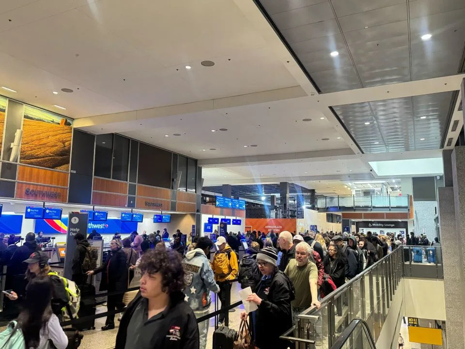 Long security lines continue at AUS Airport Monday morning. (Ava Brendgord/KXAN)