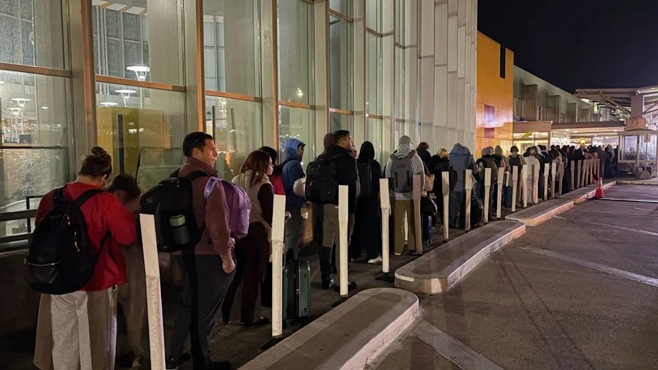 Long security lines continue at AUS Airport Monday morning. (Todd Bailey/KXAN)