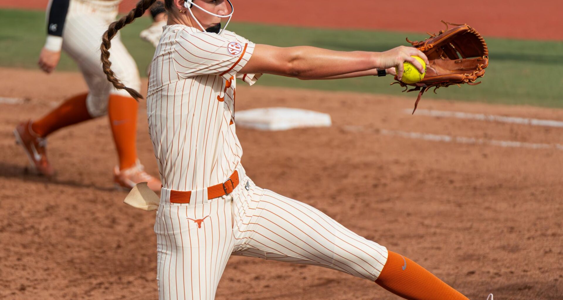 Texas softball’s pitching allows for defense to work out kinks against ranked opponents – The Daily Texan