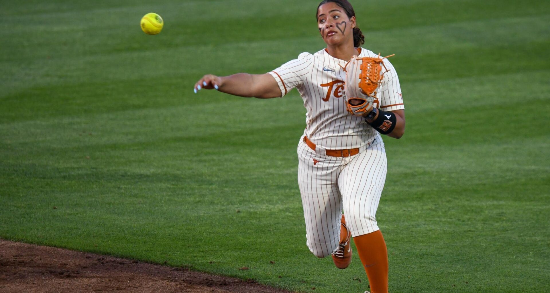 Texas softball trudges through slow midweek matchup to defeat East Texas A&M – The Daily Texan