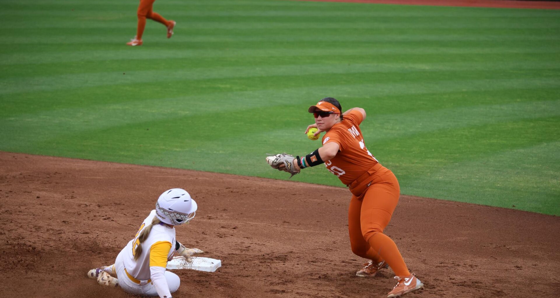 No. 3 Texas softball holds No. 24 South Carolina to 2 runs in first victory of conference season – The Daily Texan