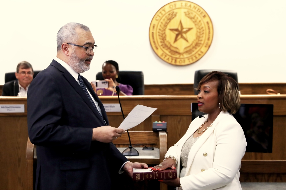 Travis County Commissioner Jeff Travillion swore in Leander's newest mayor, Na'Cole Thompson, on Feb. 27. (Courtesy city of Leander)