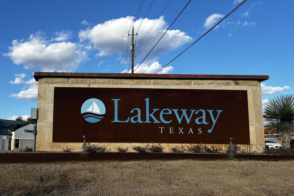 sign reading "Lakeway"